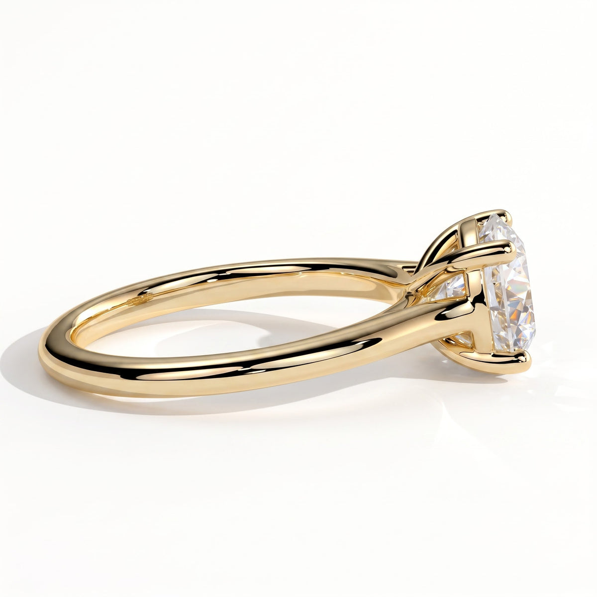 Round lab-grown diamond solitaire engagement ring in 18K (750) yellow gold, detail view