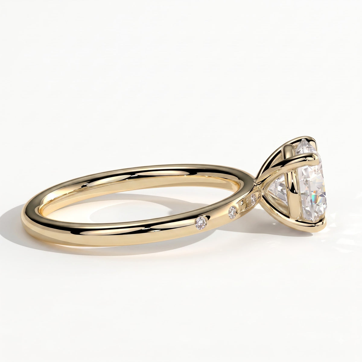 Round lab-grown diamond halo engagement ring in 14K (585) yellow gold, detail view