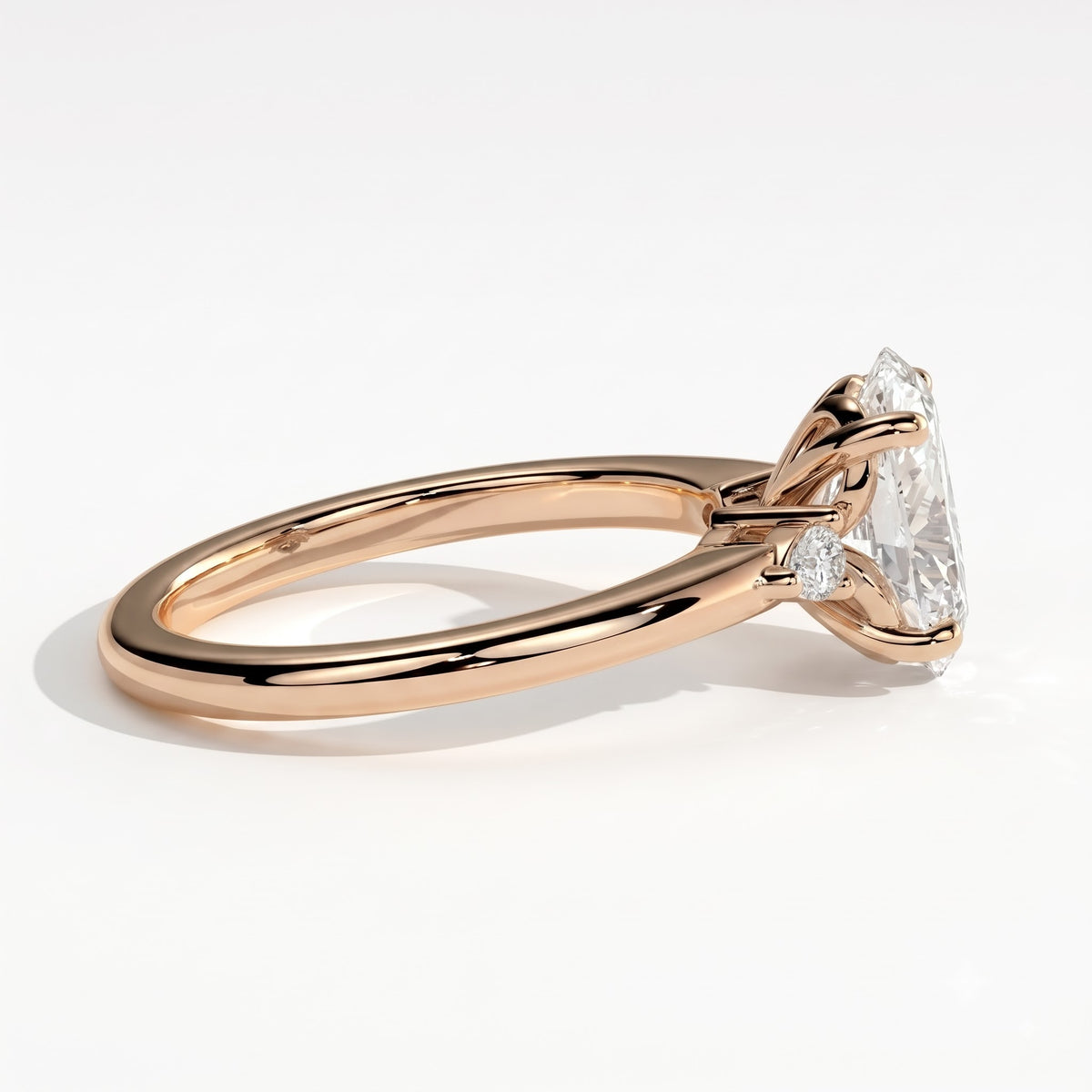 Oval lab-grown diamond three-stone engagement ring in 14K (585) rose gold, detail view