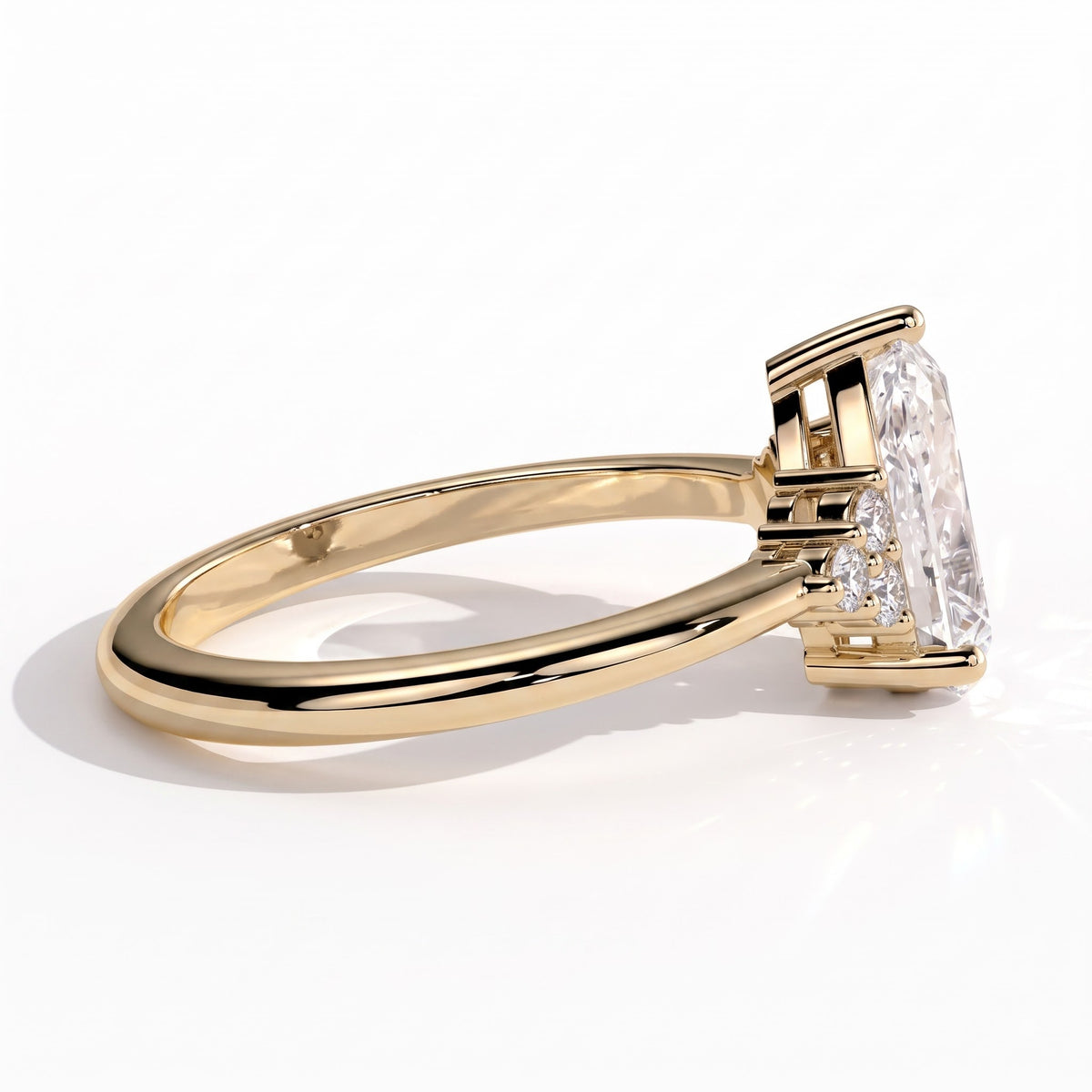 Pear lab-grown diamond halo engagement ring in 14K (585) yellow gold, detail view