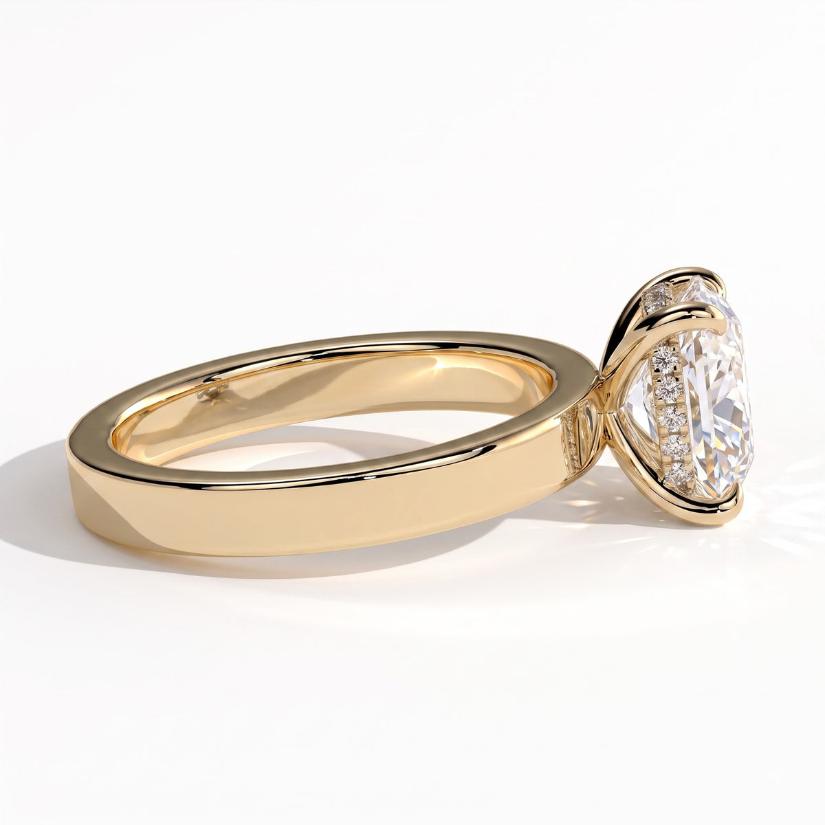 Elongated Cushion lab-grown diamond solitaire engagement ring in 18K (750) yellow gold, detail view
