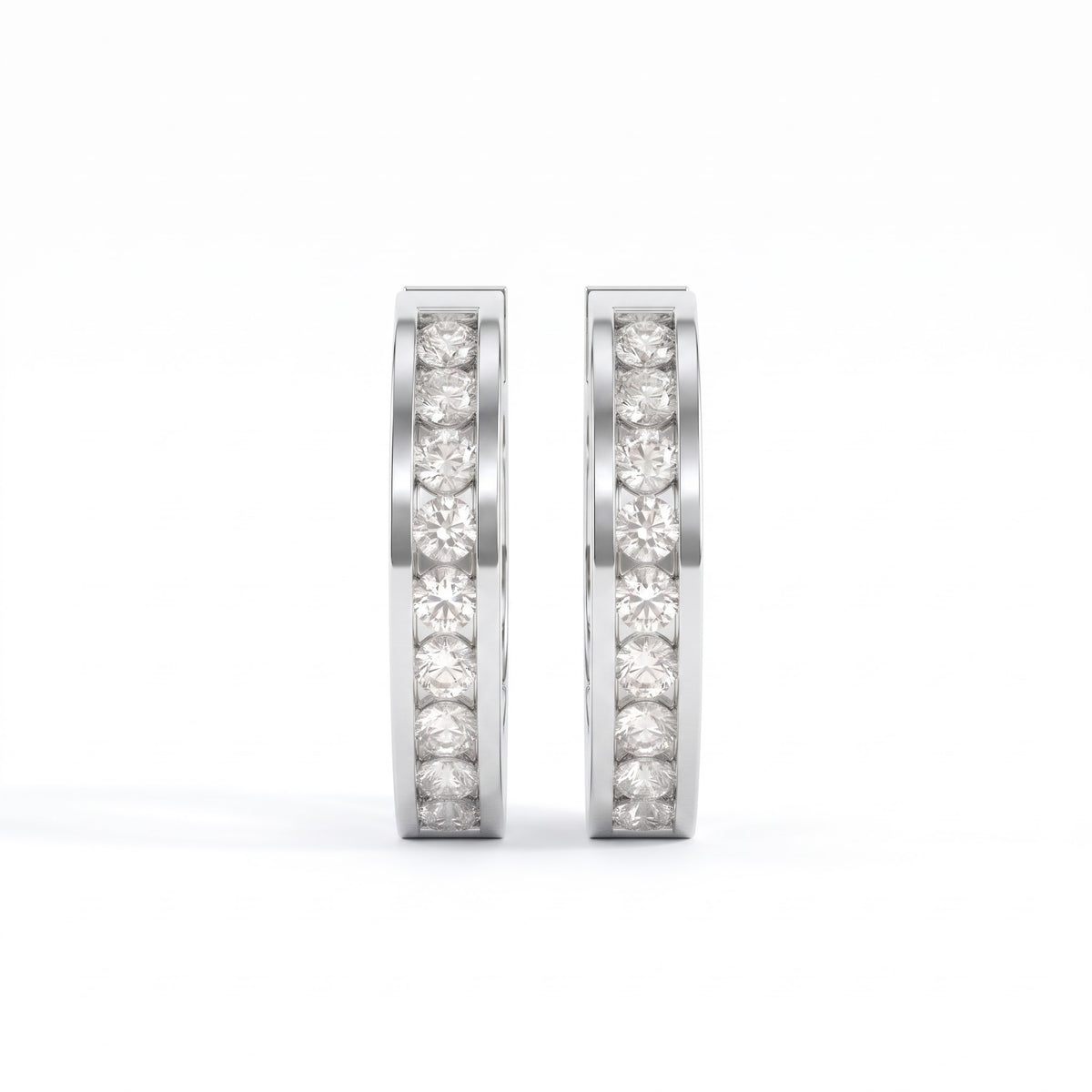 Ronja Huggie-Creolen mit Diamanten in Kanalfassung │ Ø 10mm