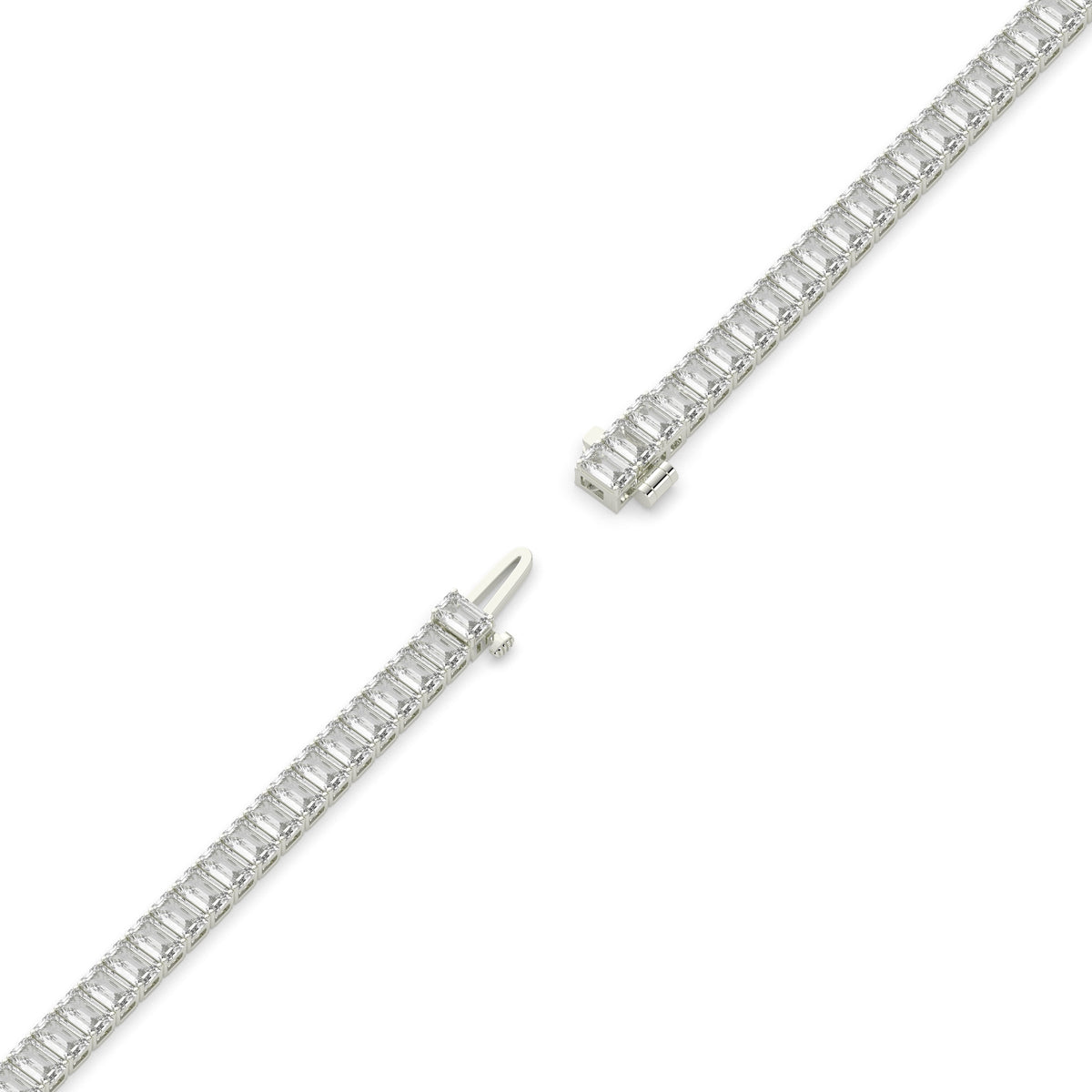 Gwen Tennisarmband mit Labordiamanten im Smaragdschliff aus 585 Weißgold, volle Länge, Diagonalansicht