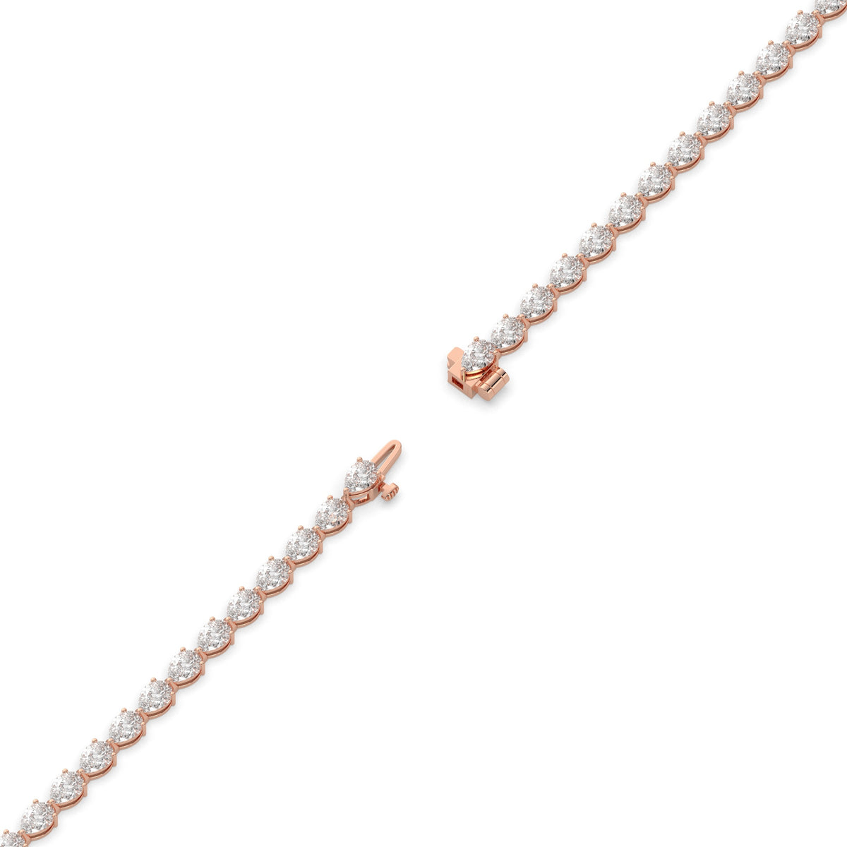Hermine Tennisarmband mit Labordiamanten im Tropfenschliff aus 585 Roségold, volle Länge, Diagonalansicht