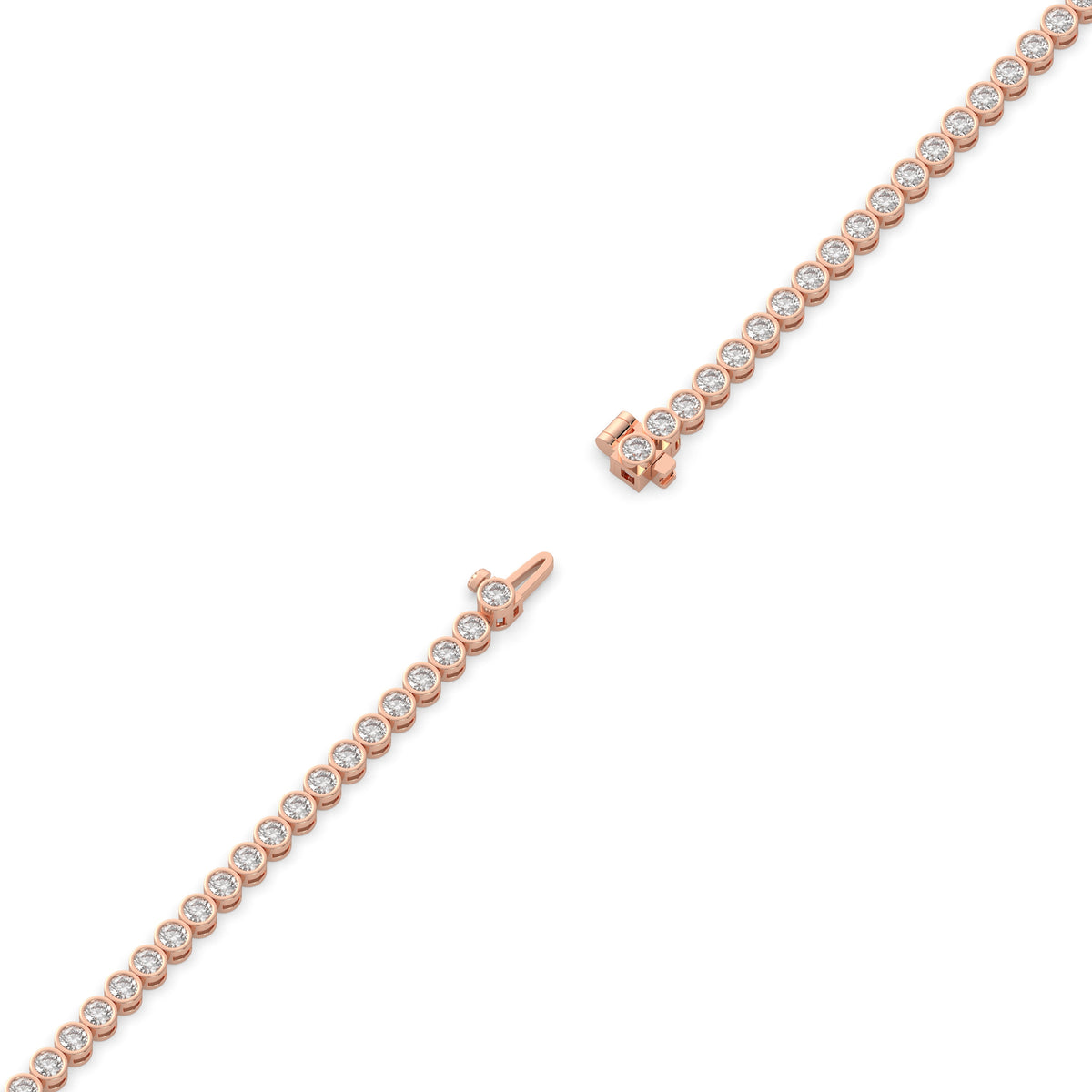 Lea Tennisarmband mit Labordiamanten im Brillantschliff mit Zargenfassung aus 585 Roségold, volle Länge, Diagonalansicht