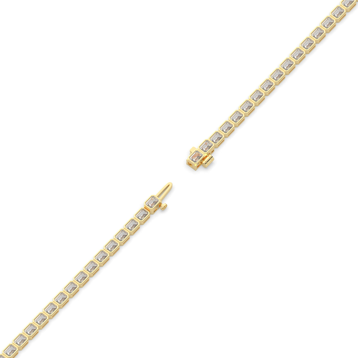 Noa Tennisarmband mit Labordiamanten im Smaragdschliff mit Zargenfassung aus 585 Gelbgold, volle Länge, Diagonalansicht