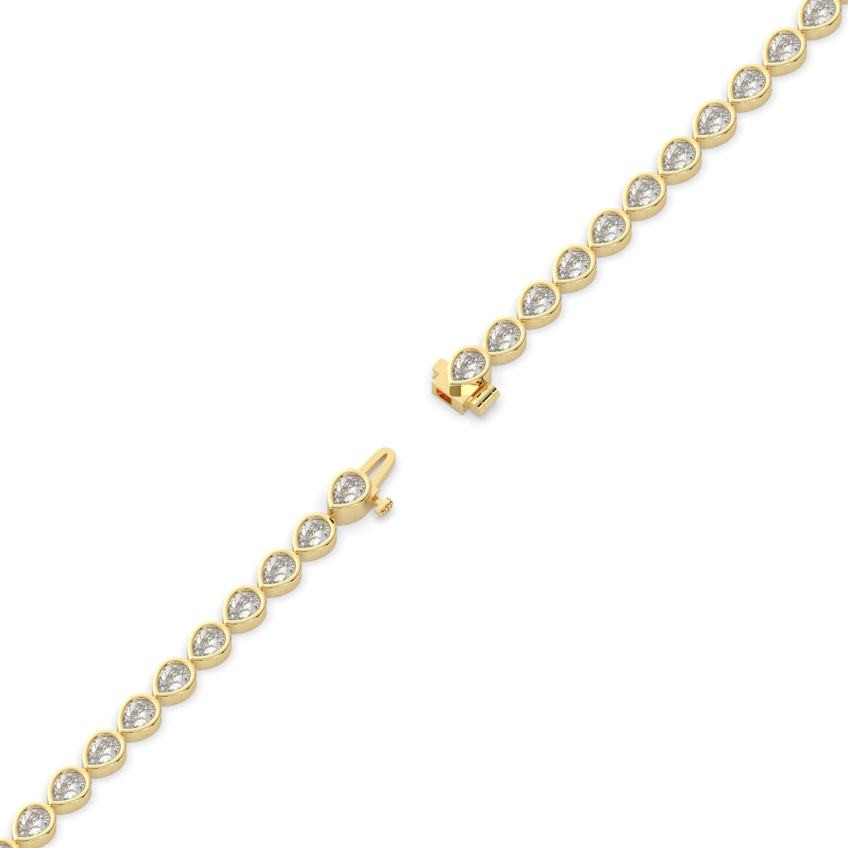 Rina Tennisarmband mit Labordiamanten im Tropfenschliff mit Zargenfassung aus 585 Gelbgold, volle Länge, Diagonalansicht