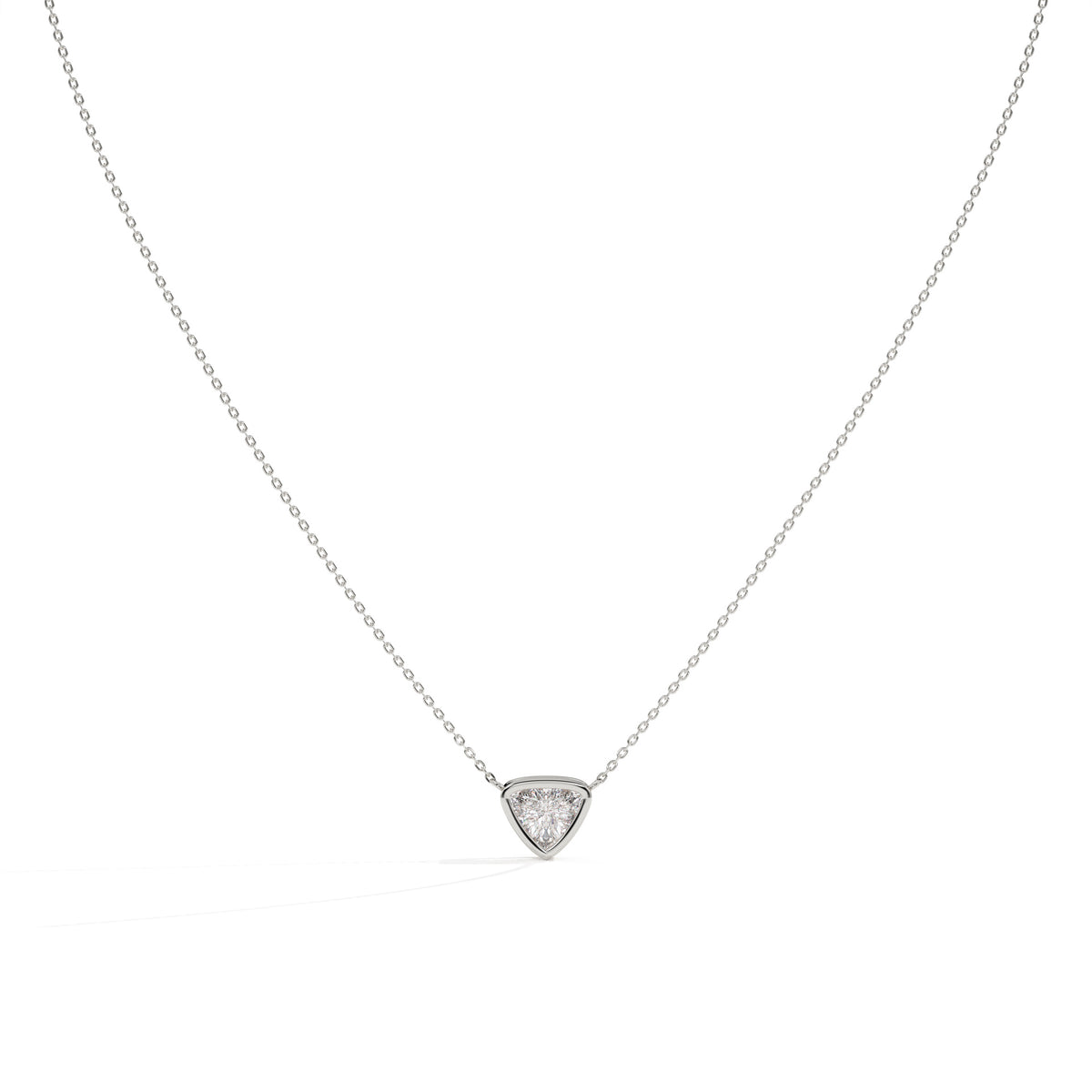 Thea Zargen-Halskette mit Labordiamanten im Trillionschliff aus 585 Weißgold, Vorderansicht
