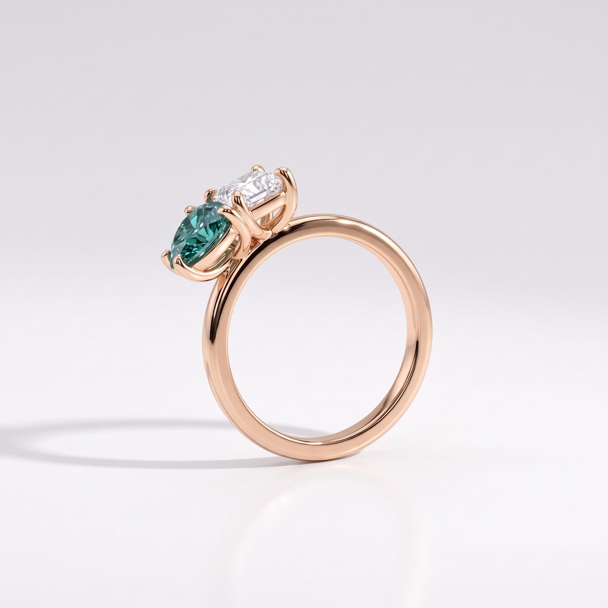 Viridia Toi et Moi ring with a 1 ct white radiant cut and 1 ct Fancy Vivid Green pear cut lab-grown diamond in 14K (585) rose gold, side profile showing the two stones meeting