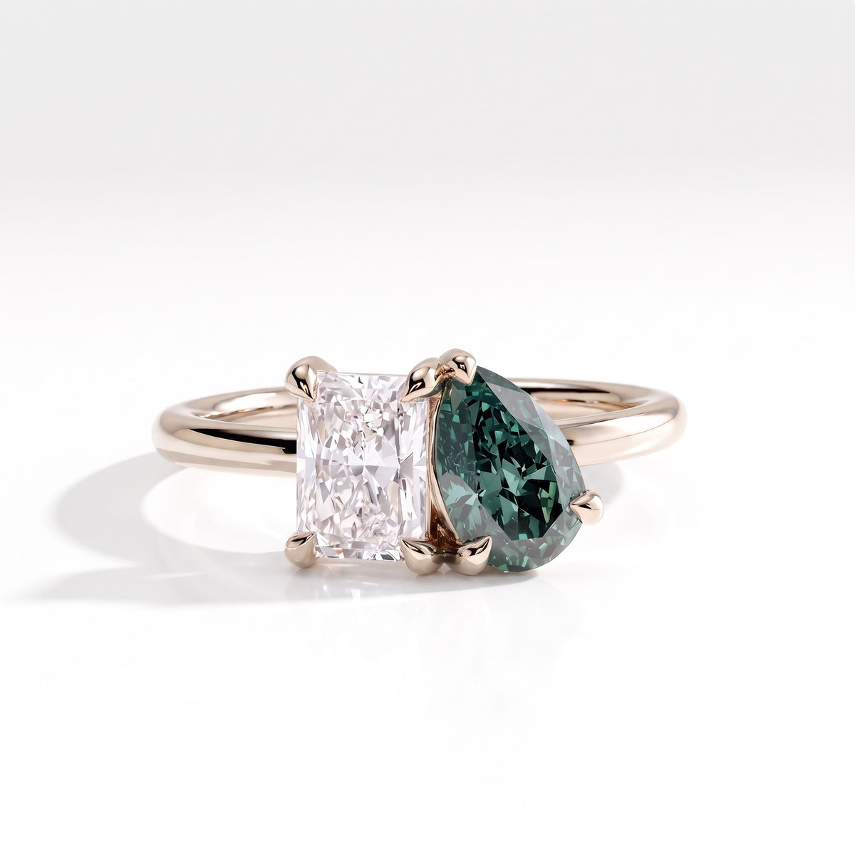 Viridia Toi et Moi ring with a 1 ct white radiant cut and 1 ct Fancy Vivid Green pear cut lab-grown diamond in 18K (750) white gold, front view
