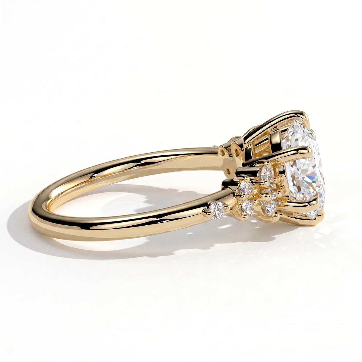 Round lab-grown diamond halo engagement ring in 14K (585) yellow gold, detail view 
