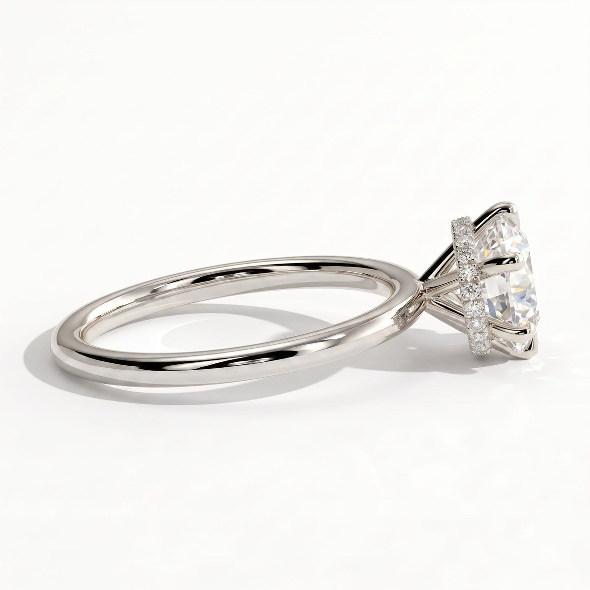 Round lab-grown diamond solitaire engagement ring in 18K (750) white gold, detail view 