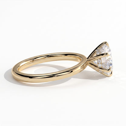 Round lab-grown diamond solitaire engagement ring in 14K (585) yellow gold, detail view 