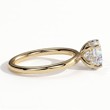 Round lab-grown diamond solitaire engagement ring in 18K (750) yellow gold, detail view 