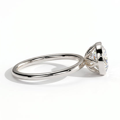 Round lab-grown diamond bezel-set solitaire engagement ring in 18K (750) white gold, detail view 