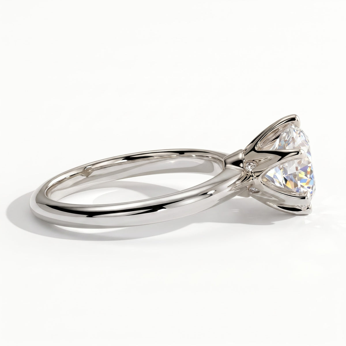 Round lab-grown diamond solitaire engagement ring in 18K (750) white gold, detail view 