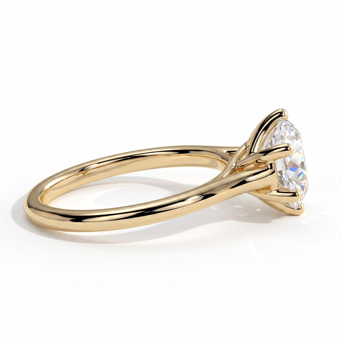 Round lab-grown diamond solitaire engagement ring in 14K (585) yellow gold, detail view 