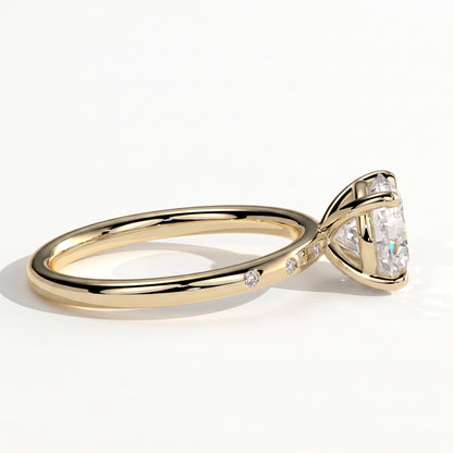 Round lab-grown diamond halo engagement ring in 14K (585) yellow gold, detail view 