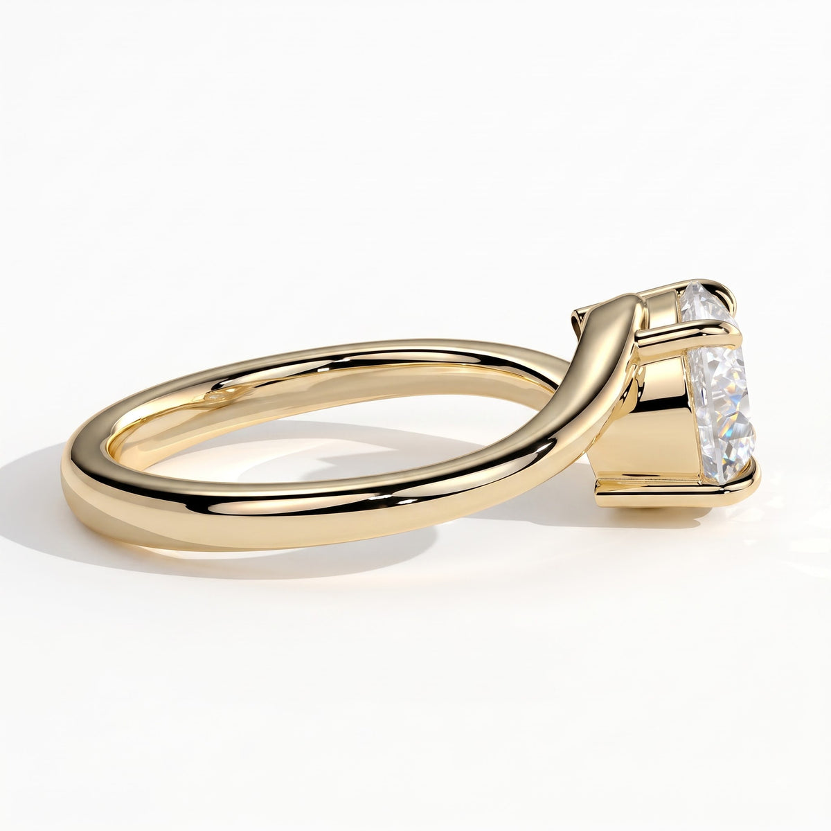Round lab-grown diamond solitaire engagement ring in 14K (585) yellow gold, detail view 