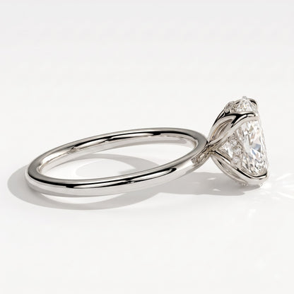 Oval lab-grown diamond solitaire engagement ring in 18K (750) white gold, detail view 