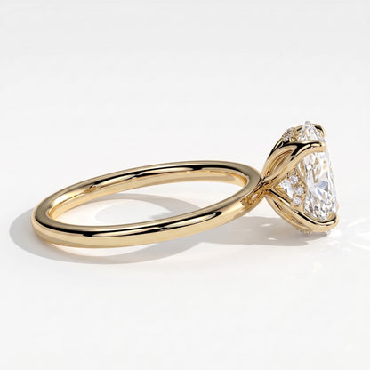 Oval lab-grown diamond solitaire engagement ring in 18K (750) yellow gold, detail view 