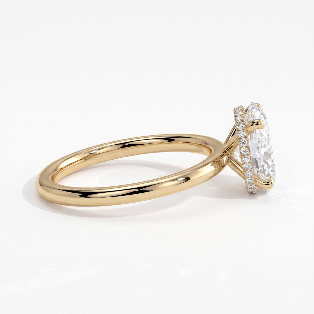 Oval lab-grown diamond solitaire engagement ring in 18K (750) yellow gold, detail view 