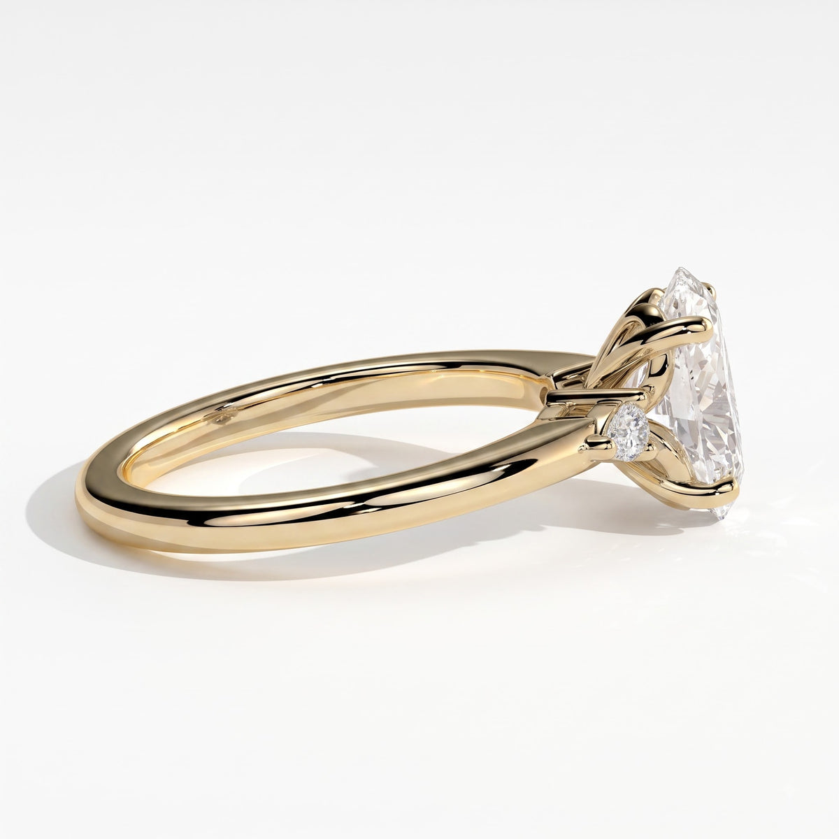 Oval lab-grown diamond three-stone engagement ring in 14K (585) yellow gold, detail view 