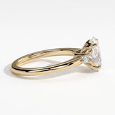 Oval lab-grown diamond three-stone engagement ring in 18K (750) yellow gold, detail view 