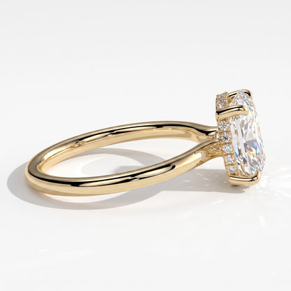 Oval lab-grown diamond solitaire engagement ring in 18K (750) yellow gold, detail view 