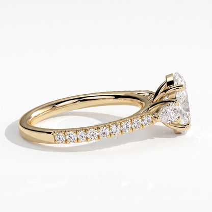 Oval lab-grown diamond three-stone engagement ring in 14K (585) yellow gold, detail view 