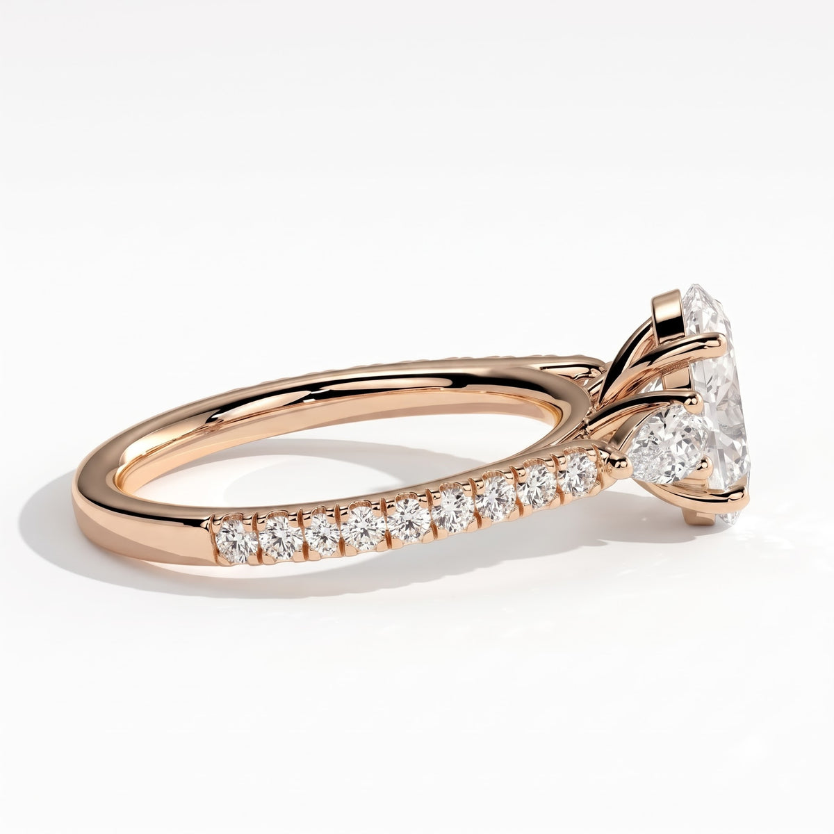 Oval lab-grown diamond three-stone engagement ring in 18K (750) rose gold, detail view 