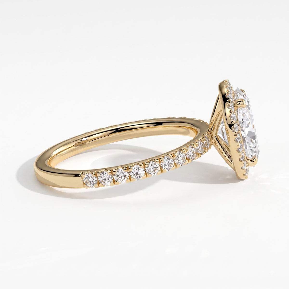 Oval lab-grown diamond halo engagement ring in 14K (585) yellow gold, detail view 