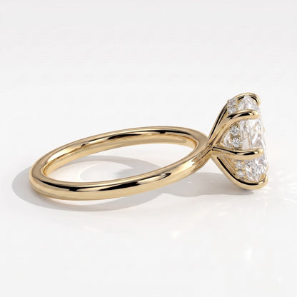 Oval lab-grown diamond solitaire engagement ring in 14K (585) yellow gold, detail view 