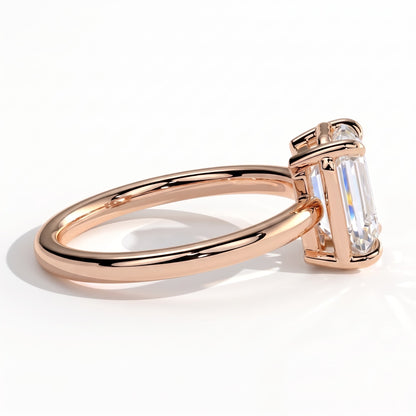 Emerald lab-grown diamond bezel-set solitaire engagement ring in 18K (750) rose gold, detail view 