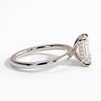 Emerald lab-grown diamond solitaire engagement ring in 18K (750) white gold, detail view 