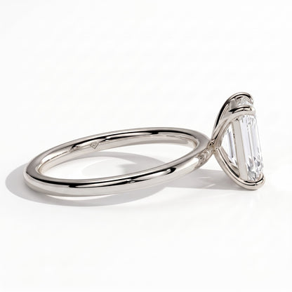 Emerald lab-grown diamond solitaire engagement ring in 18K (750) white gold, detail view 