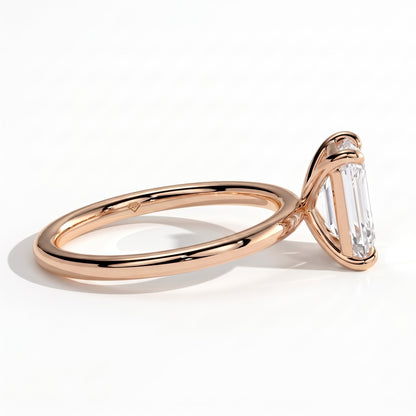 Emerald lab-grown diamond solitaire engagement ring in 18K (750) rose gold, detail view 
