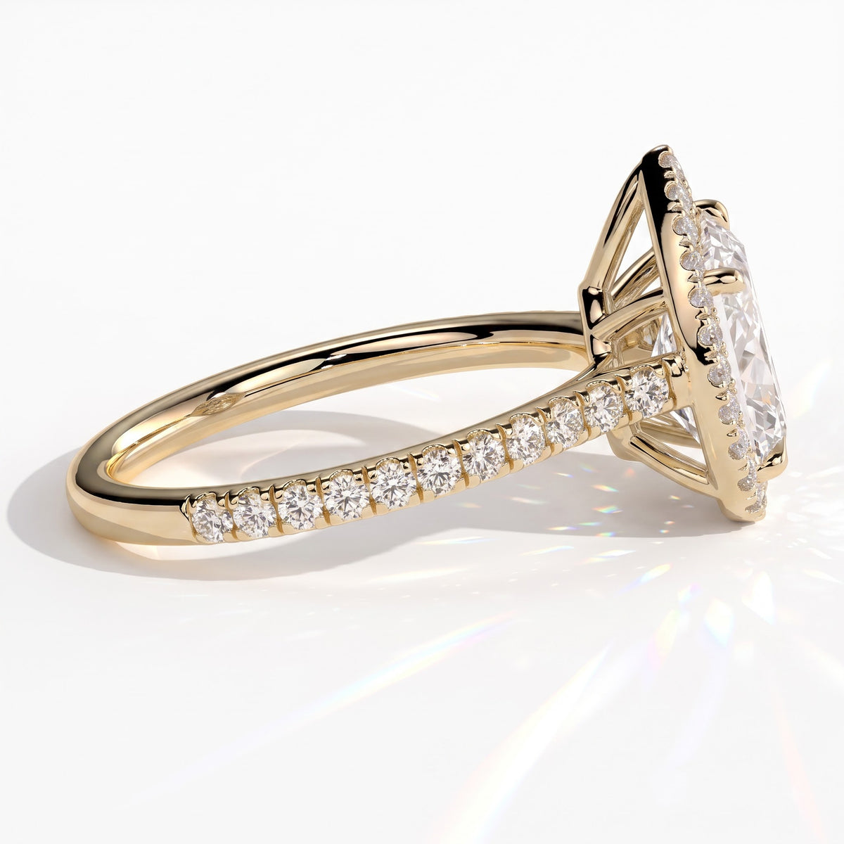 Pear lab-grown diamond halo engagement ring in 14K (585) yellow gold, detail view 