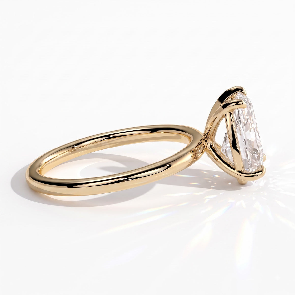 Pear lab-grown diamond solitaire engagement ring in 18K (750) yellow gold, detail view 