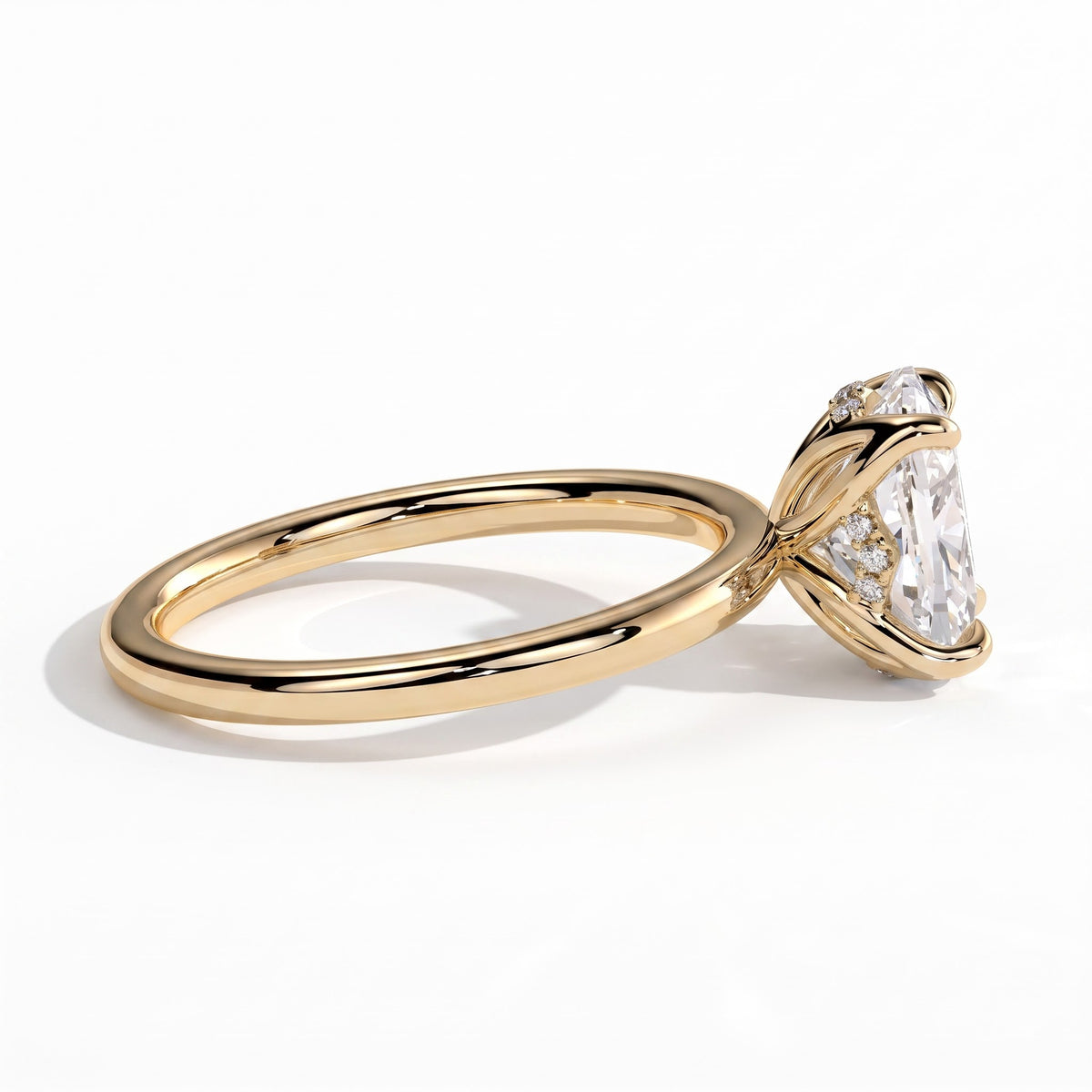 Elongated Cushion lab-grown diamond solitaire engagement ring in 18K (750) yellow gold, detail view 