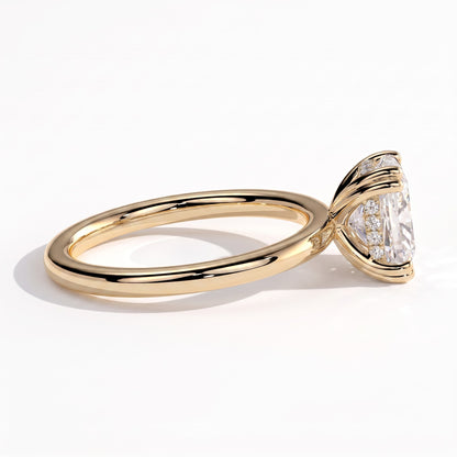 Elongated Cushion lab-grown diamond solitaire engagement ring in 18K (750) yellow gold, detail view 