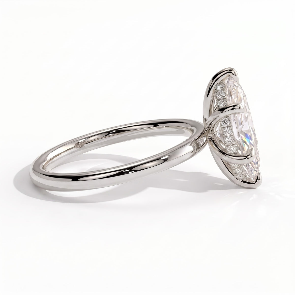 Marquise lab-grown diamond solitaire engagement ring in 18K (750) white gold, detail view 