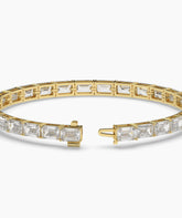 Aurelia Tennisarmband mit Labordiamanten im Smaragdschliff aus 585 Gelbgold, Detailansicht mit geöffnetem Verschluss 