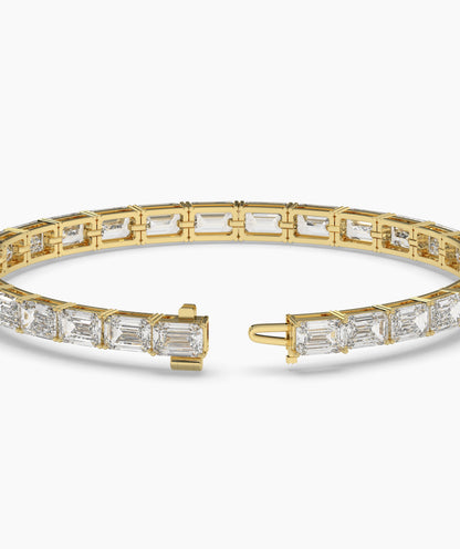 Aurelia Tennisarmband mit Labordiamanten im Smaragdschliff aus 585 Gelbgold, Detailansicht mit geöffnetem Verschluss 