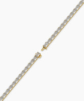 Aurelia Tennisarmband mit Labordiamanten im Smaragdschliff aus 585 Gelbgold, ganze Länge, diagonal 