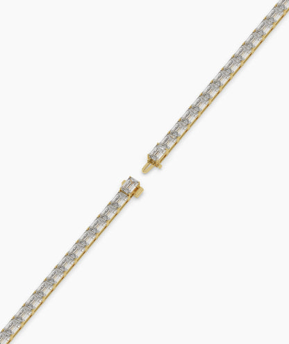 Aurelia Tennisarmband mit Labordiamanten im Smaragdschliff aus 585 Gelbgold, ganze Länge, diagonal 