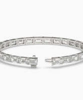 Aurelia Tennisarmband mit Labordiamanten im Smaragdschliff aus 585 Weißgold, Detailansicht mit geöffnetem Verschluss 