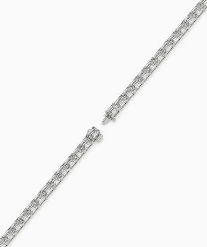 Aurelia Tennisarmband mit Labordiamanten im Smaragdschliff aus 585 Weißgold, ganze Länge, diagonal 