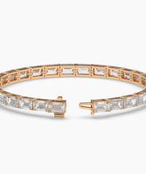 Aurelia Tennisarmband mit Labordiamanten im Smaragdschliff aus 585 Roségold, Detailansicht mit geöffnetem Verschluss 