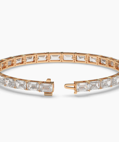 Aurelia Tennisarmband mit Labordiamanten im Smaragdschliff aus 585 Roségold, Detailansicht mit geöffnetem Verschluss 